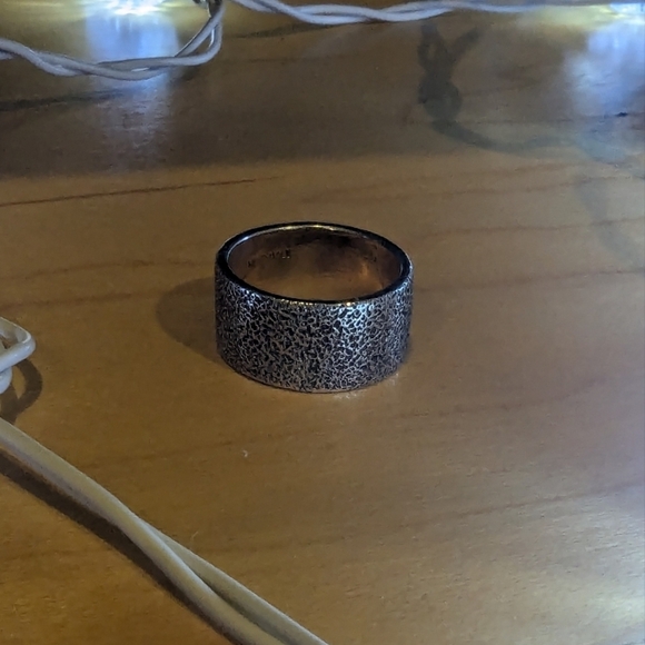 Hammered sterling silver ring handcrafted in Italy. Size 6, 10 mm wide - Picture 8 of 8